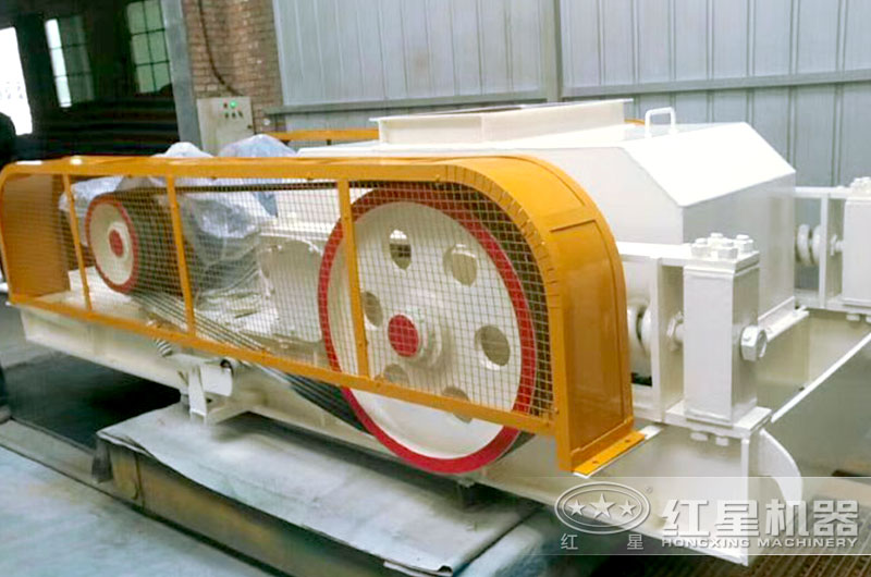 時(shí)產(chǎn)50噸對(duì)輥式制砂機(jī)工作視頻放送，多角度了解設(shè)備生產(chǎn)