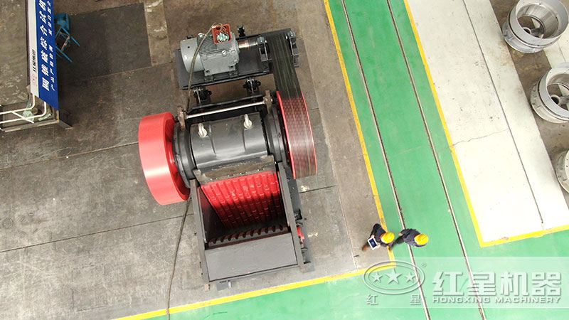 顎式破碎機(jī)進(jìn)料口大且深，車間實(shí)拍